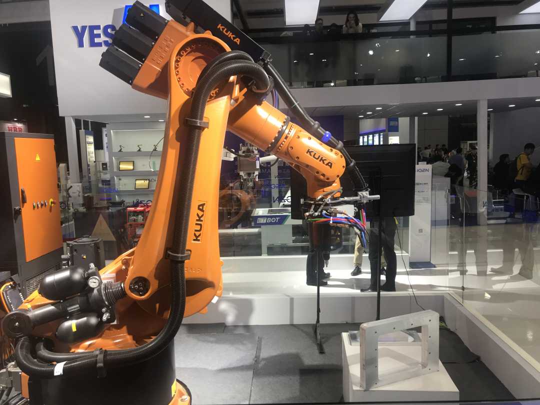 中外機器人同臺競技 在工博會上思考未來工廠